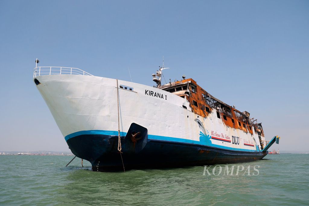 Kondisi Kapal Motor Kirana I pascakebakaran selama 5 jam setelah berlabuh di sekitar perairan utara Semarang, Pelabuhan Tanjung Emas, Kota Semarang, Jawa Tengah, Senin (12/8/2024). 