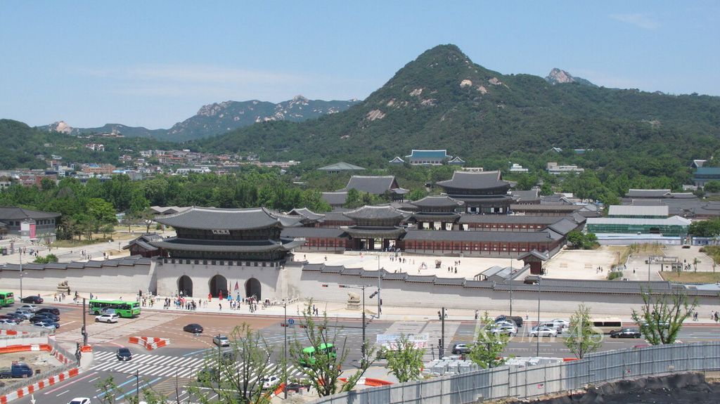 Kompleks istana Gyeongbokgung, Korea Selatan dengan Gedung Biru tampak di belakangnya terlihat dari puncak gedung Museum Nasional Sejarah Kontemporer Korea, Rabu (1/6/2022).