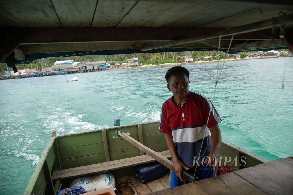 Rustam (48) berangkat ke laut untuk menangkap ikan tongkol dari Pelabuhan Teluk Baruk, Desa Sepempang, Kecamatan Bunguran Timur, Kabupaten Natuna, Kepulauan Riau, Sabtu (26/3/2022).