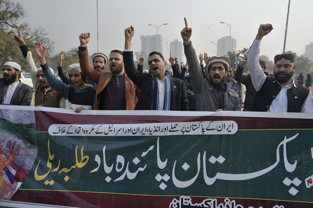 Members of the Muslim Student Movement Talba Mahaz Pakistan staged a protest in Islamabad, Pakistan on Thursday (18/1/2024) regarding the Iranian attack on the Pakistan-Iran border area. They also carried banners in Urdu with the message "Oppose Iran's attack on Pakistan and the vile alliance between India, Iran, and Israel and demonstrate for the longevity of Pakistan."