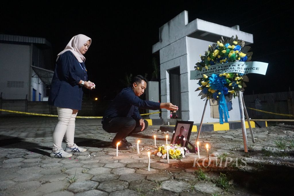 Jajaran manajemen dan karyawan Hotel Braga Sokaraja bersama kerabat almarhum Fajar Subekti (38) menggelar doa bersama dan tabur bunga di parkiran belakang Hotel Braga, Sokaraja, Banyumas, Jawa Tengah, Senin (29/4/2024).