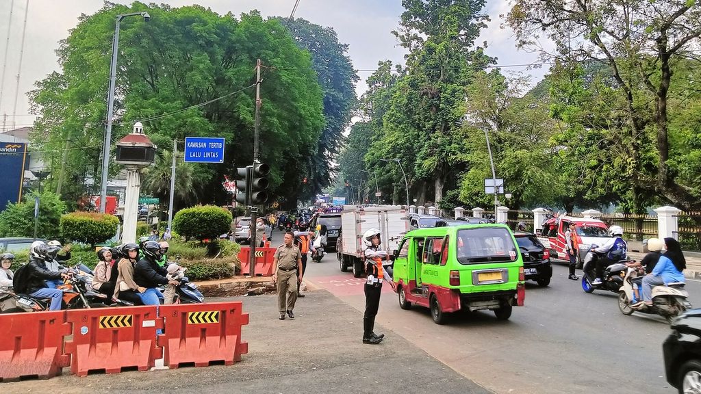 Petugas Dinas Perhubungan Kota Bogor dan Satpol PP Kota Bogor berjaga di simpang Jalan Kapten Muslihat dan Jalan Ir H Juanda, Rabu (10/5/2023) sore. 