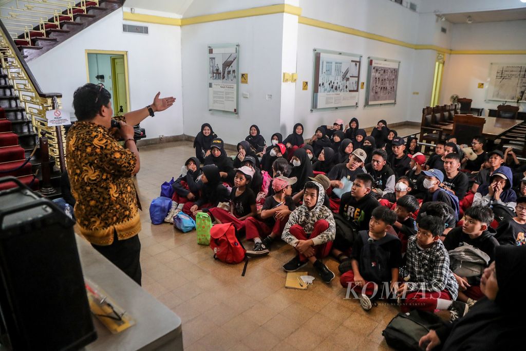 Pemandu museum menjelaskan sejarah yang ada di Museum Perumusan Naskah Proklamasi, Jakarta, kepada siswa Sekolah Dasar Negeri 02 Ceger, Minggu (13/8/2023). 