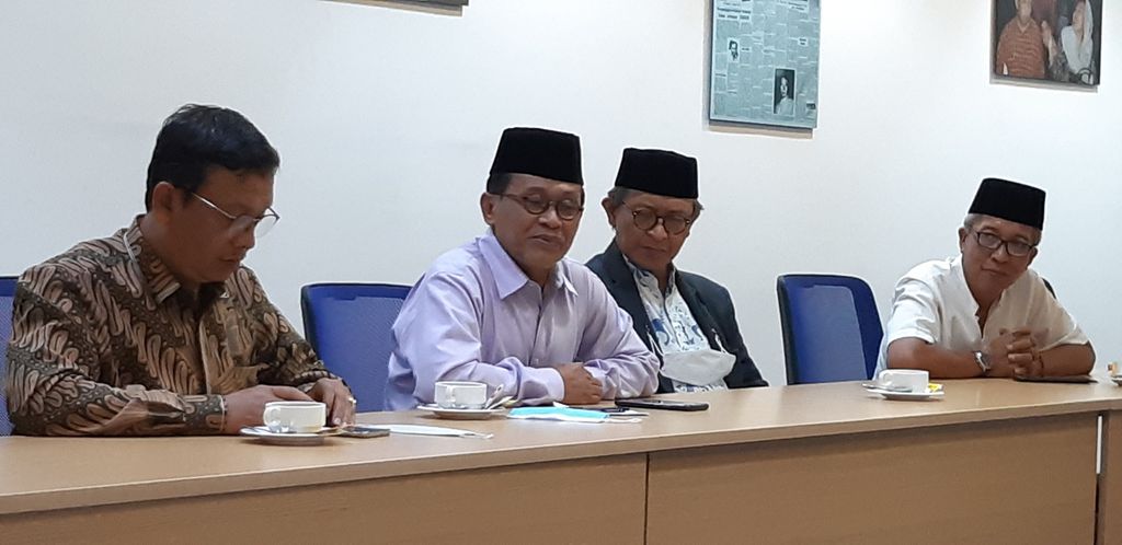 Ketua Panitia Pelaksana Religion of Twenty (R20) Ahmad Suaedy (kedua dari kiri) dan Juru Bicara R20 Muhammad Najib Azca (kedua dari kanan) saat berkunjung ke Redaksi Harian <i>Kompas</i>, Jumat (23/9/2022).