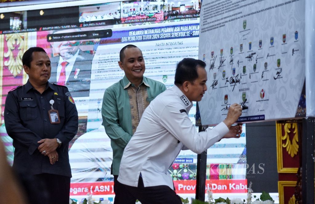 Penjabat Gubernur Sumatera Selatan Agus Fatoni menandatangani Deklarasi Netralitas Pegawai ASN pada Pemilihan Umum dan Pemilihan Tahun 2024 secara Serentak Se-Sumsel di Griya Agung Palembang, Sumsel, Rabu (27/12/2023).