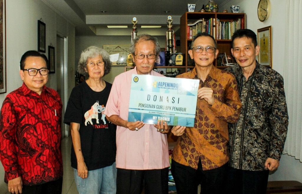 Para pensiunan guru BPK Penabur menerima donasi yang dikumpulkan dalam ajang Alpenindo Virtual Walk, Run, and Ride 2022. Minggu (10/4/2022) di Jakarta.