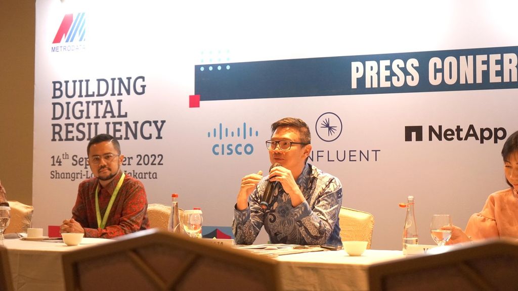 Presiden Direktur Metrodata Electronics Susanto Djaja berbicara dalam konferensi pers Metrodata Solution Day pada Rabu (14/9/2022) di Jakarta. Menurut Susanto, transformasi digital Indonesia yang masif seharusnya diiringi dengan peningkatan kesadaran keamanan siber di dunia usaha.