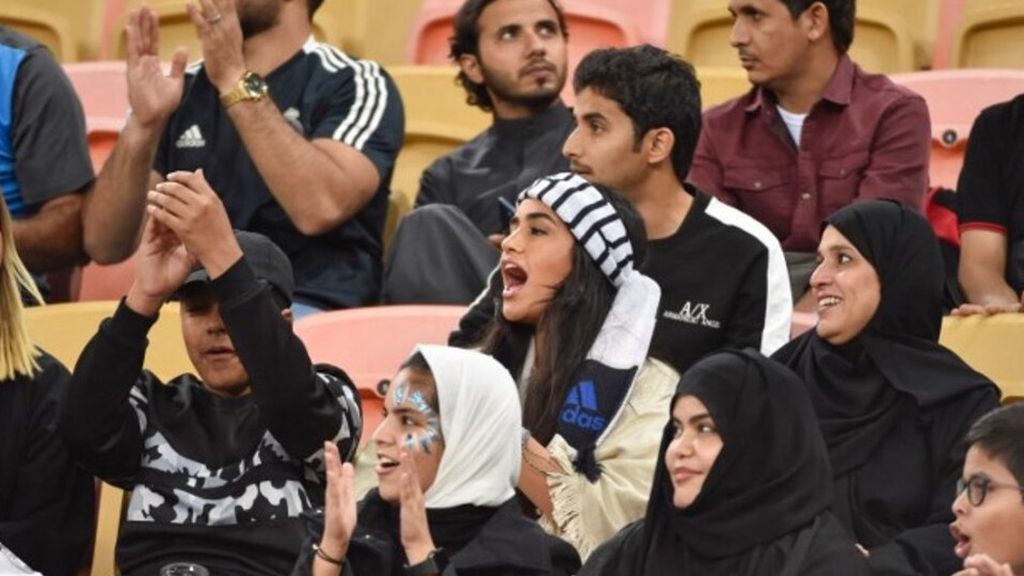 Beberapa perempuan memberikan dukungan pada pertandingan semi final Piala Super Spanyol antara Real Madrid melawan Valencia di Stadion King Abdullah Sport City, Jeddah, Arab Saudi, Kamis (9/1/2020). Sebelumnya, perempuan Arab Saudi dilarang datang ke stadion untuk melihat pertandingan sepak bola.