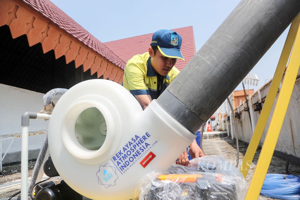 Petugas mengatur alat <i>water mist </i>generator di atas kantor Wali Kota Jakarta Pusat, Selasa (5/8/2023). 