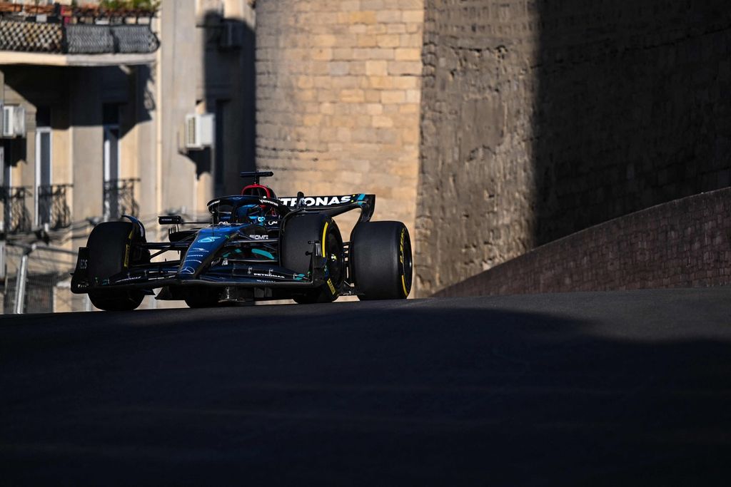 Pebalap tim Mercedes George Russell memacu mobilnya dalam balap sprint Formula 1 Seri Azerbaijan di Sirkuit Kota Baku, Baku Sabtu (29/4/2023).