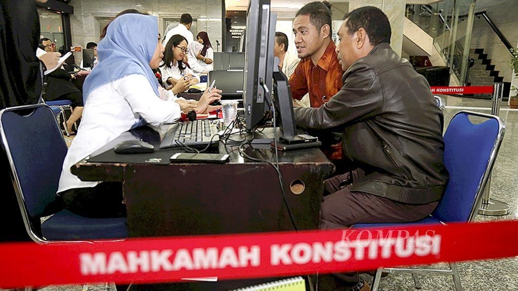 Suasana pemeriksaan berkas dan pengambilan surat akta lengkap bagi pendaftaran sengketa pilkada di Mahkamah Konstitusi, Jakarta, 6 Maret 2017. 