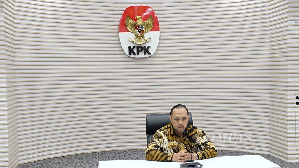 Juru Bicara Komisi Pemberantasan Korupsi Tessa Mahardhika Sugiarto memberikan keterangan kepada media terkait kasus dugaan gratifikasi penggunaan jet pribadi anak dan mantu Presiden Joko Widodo, Kaesang Pangarep dan Bobby Nasution, di Gedung Merah Putih KPK, Jumat (6/9/2024).