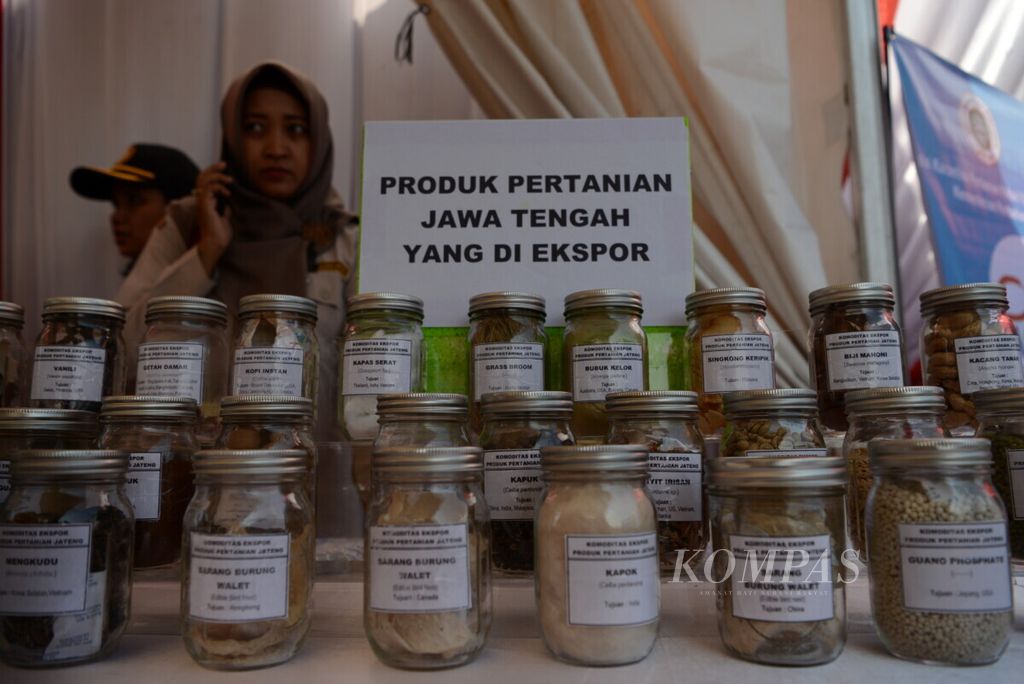 Beberapa contoh komoditas yang akan diekspor ke beberapa negara dari Pelabuhan Tanjung Emas, Kota Semarang, Jawa Tengah, Rabu (3/7/2019). 