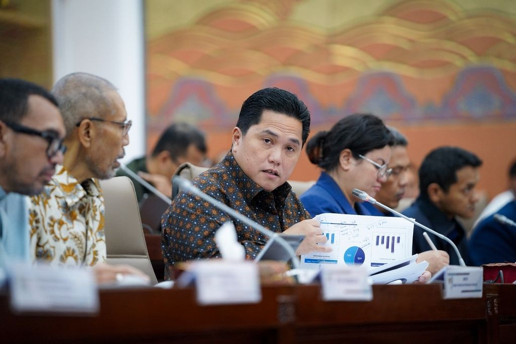 Menteri Badan Usaha Milik Negera Erick Thohir menyampaikan sejumlah paparan dalam rapat kerja dengan Komisi VI DPR di Jakarta, Selasa (19/3/2024).