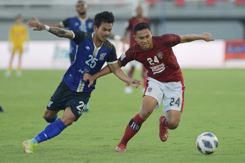 Pemain Bali United, Ricky Fajrin (kanan), berebut bola dengan pemain Visakha FC, Chansopheak, dalam pertandingan sepak bola Grup G Piala AFC 2022 di Stadion I Wayan Dipta, Gianyar, Bali, Senin (27/6/2022). Bali United kalah dari Visakha dengan skor 2-5.