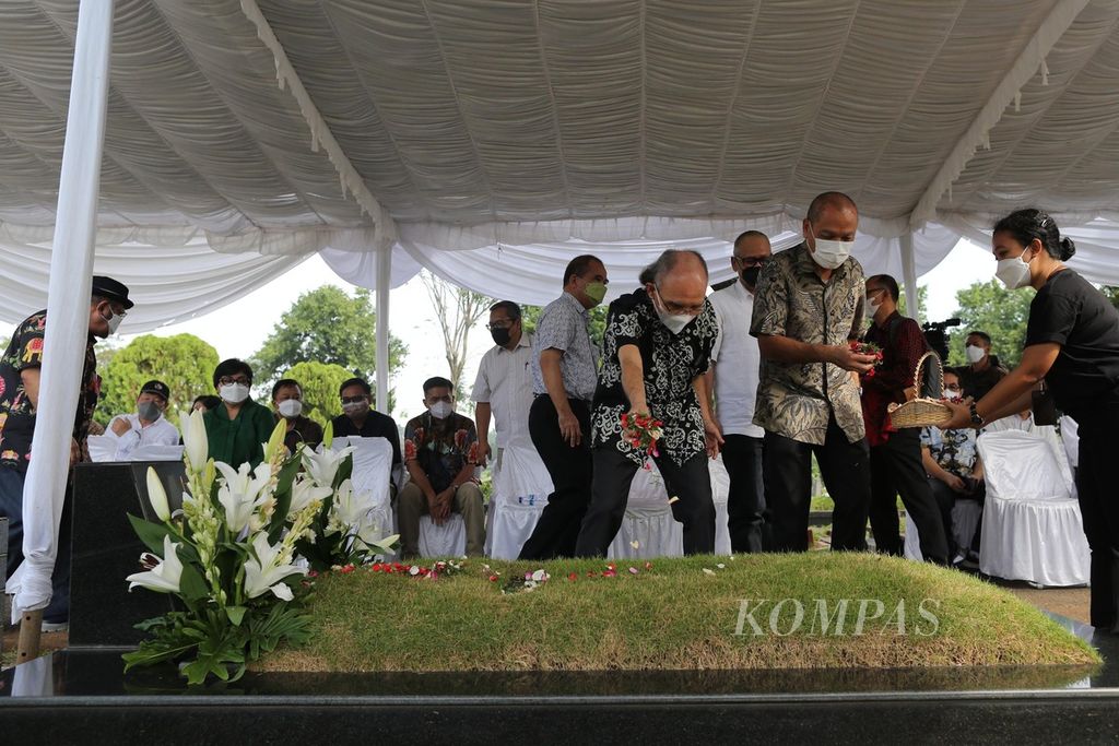Rangkaian Kegiatan HUT Ke-57 <i>Kompas</i>, ziarah ke makam PK Ojong di TPU Tanah Kusir, Jakarta, Selasa (28/6/2022).