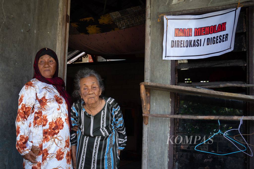 Amlah (105) dan anaknya, Sarmik (72), menolak rencana relokasi terkait pembangunan proyek Rempang Eco City di Pulau Rempang, Batam, Kepulauan Riau, Kamis (5/10/2023). 