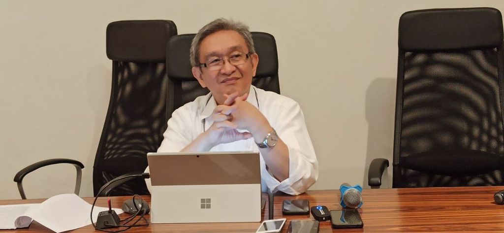 Maqdir Ismail, kuasa hukum Lin Che Wei, terdakwa dalam kasus dugaan korupsi pemberian fasilitas ekspor minyak sawit mentah (CPO) dan turunannya, memberikan keterangan kepada media terkait dakwaan terhadap kliennya di Jakarta, Selasa (23/8/2022).