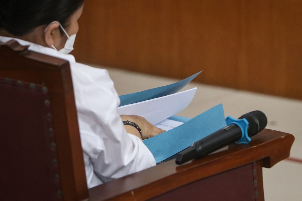Terdakwa Putri Candrawathi memeriksa berkas nota pembelaan atau pleidoi sebelum sidang dimulai di Pengadilan Negeri Jakarta Selatan, Rabu (25/1/2023).