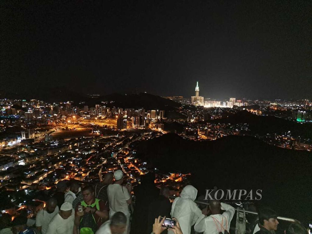 Suasana di puncak Jabal Nur pada Sabtu (8/7/2023) pagi, tepat di saat shalat Subuh. Di kejauhan terlihat kelap-kelip kota Mekkah.  