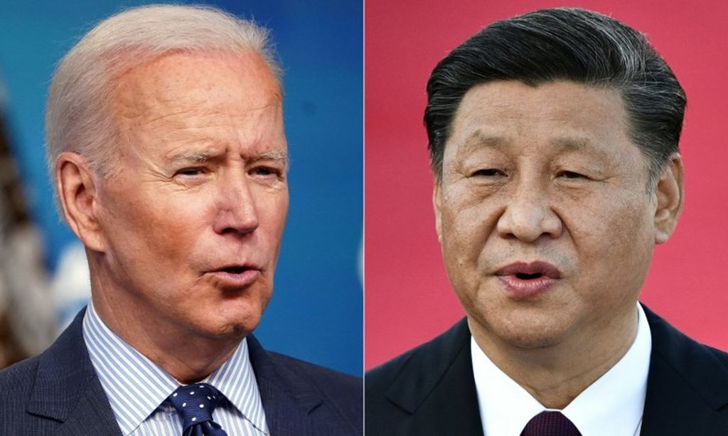Kombinasi foto arsip yang dibuat pada 8 Juni 2021 menunjukkan Presiden Amerika Serikat Joe Biden (kiri) berbicara di Washington DC pada 2 Juni 2021, dan Presiden China Xi Jinping berbicara di Bandara Internasional Macau pada 18 Desember 2019.  