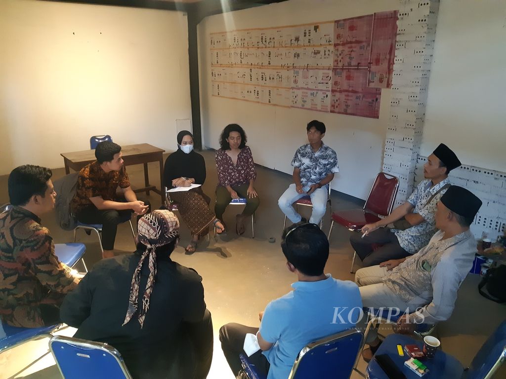 Suasana diskusi dalam Konferensi Kepala Desa di Jatiwangi Art Factory, Desa Jatisura, Kecamatan Jatiwangi, Kabupaten Majalengka, Jawa Barat, Minggu (27/3/2022). Konferensi itu merupakan bagian Kongres Kebudayaan Desa dan rangkaian KTT New Rural Agenda yang akan digelar di Jerman bulan Juni.