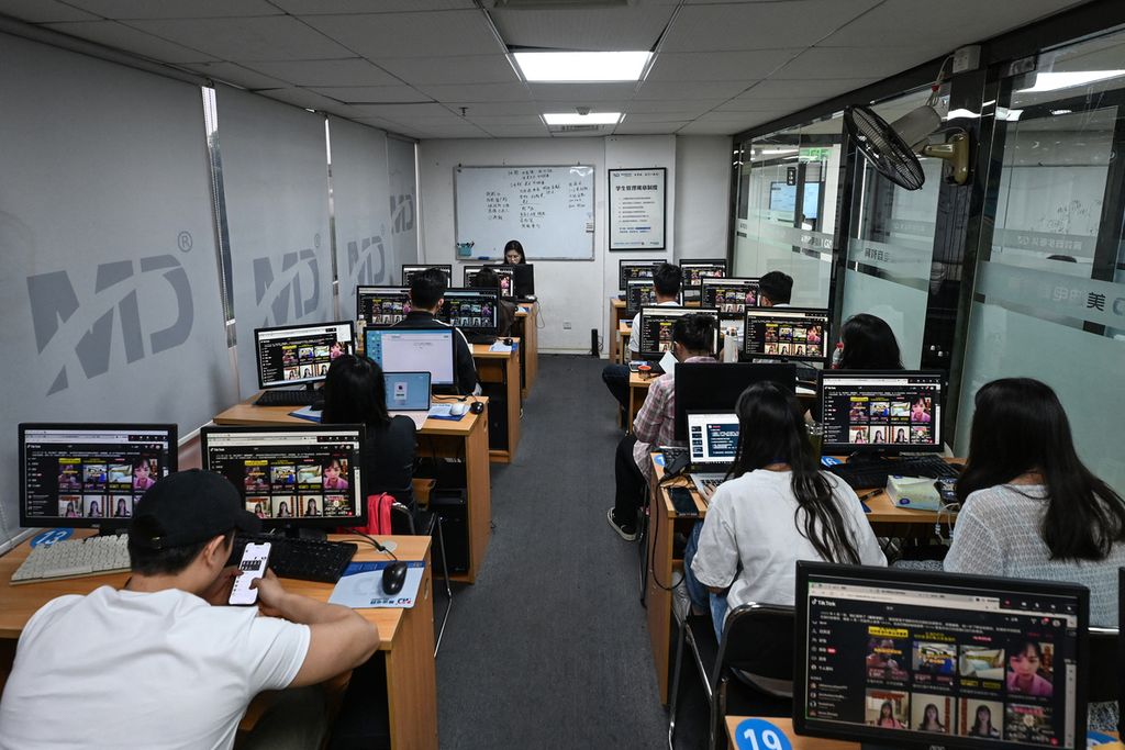 Foto yang diambil pada 7 April 2024 ini menunjukkan para peserta kursus yang sedang belajar cara menjual produk di Tiktok. Kursus diadakan oleh Mede Education Technology's di Guangzhou, China. 