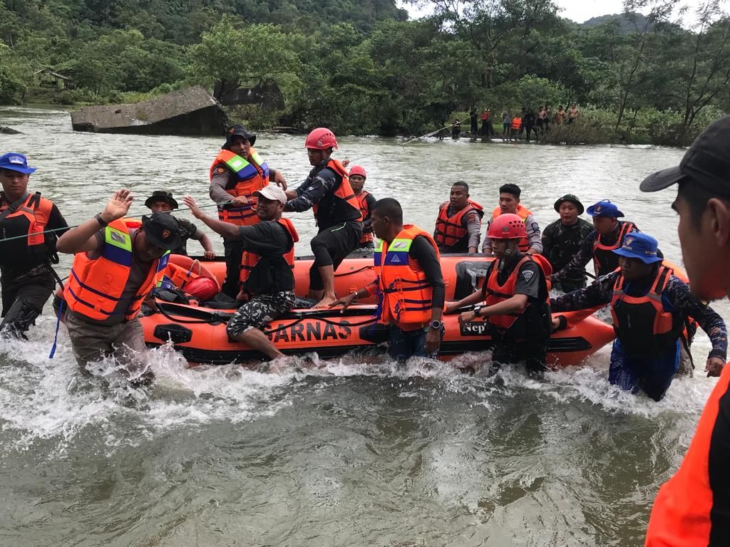 Petugas gabungan melakukan pencarian terhadap korban yang hilang di obyek wisata pemandian Sungai Brayeun, Kecamatan Leupung, Kabupaten Aceh Besar, Aceh, Jumat (26/8/2022).