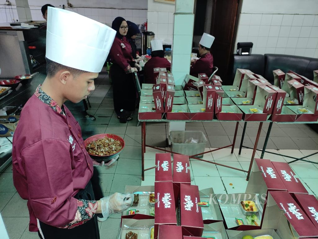 Karyawan Van Hengel Catering menyiapkan nasi boks di Bandung, Jawa Barat, Sabtu (3/6/2023).