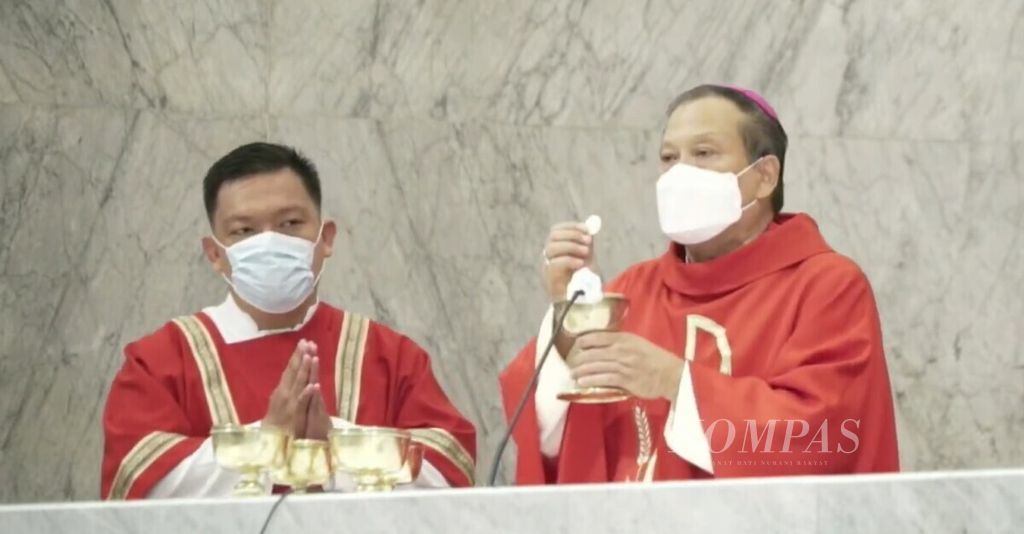 A screenshot from the Youtube account of the Social Commission of Surabaya Diocese shows Bishop of Surabaya Monsignor Vincentius Sutikno Wisaksono leading the Good Friday Service at the Holy Heart of Jesus Church (Cathedral) in Surabaya on Friday (2/4/2021).