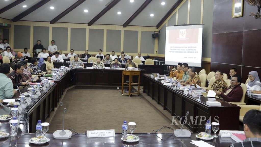 Suasana rapat gabungan pimpinan MPR dengan fraksi-fraksi, kelompok DPD, pimpinan badan-badan, dan lembaga di MPR, di Ruang GBHN Gedung MPR DPR, Senayan, Jakarta, Senin (22/8/2016). 