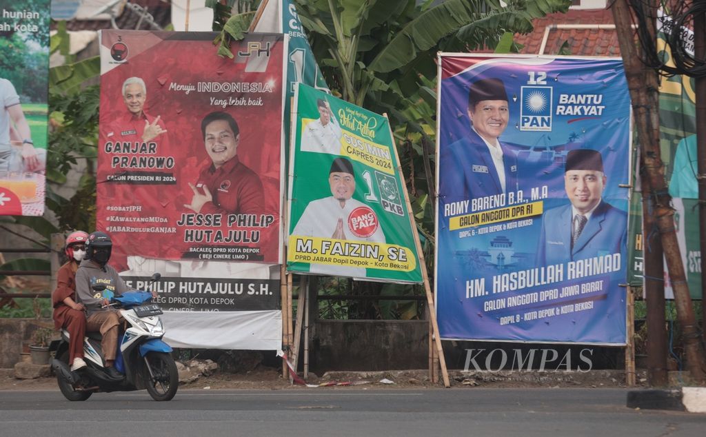 Baliho-baliho bakal calon legislatif dari berbagai partai politik dipasang di pinggir Jalan Cinere Raya, Depok, Jawa Barat, Minggu (27/8/2023). 