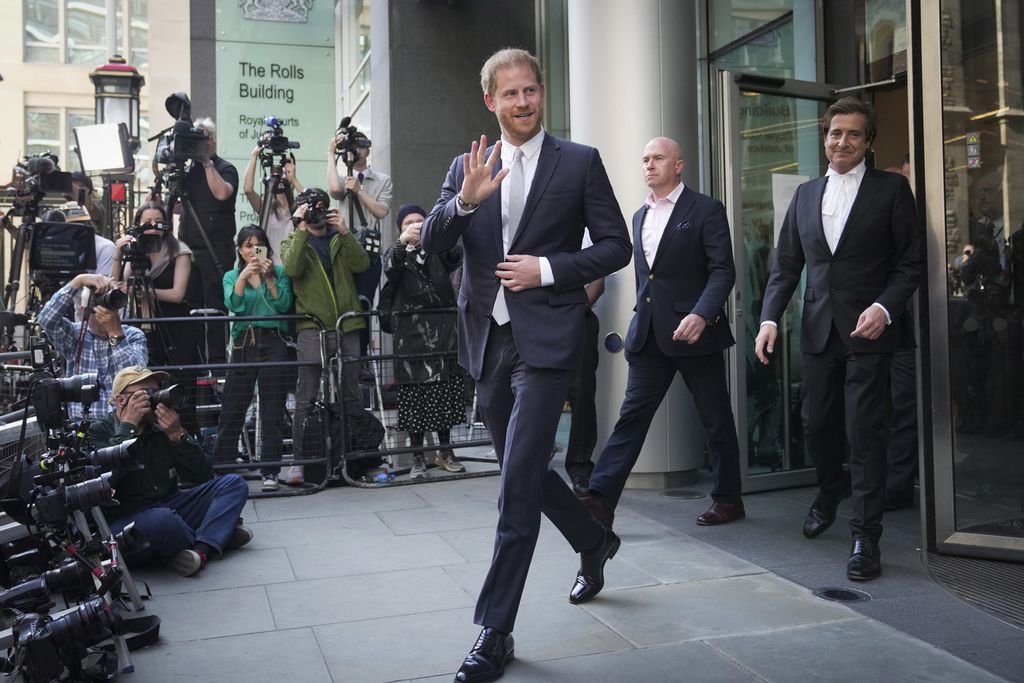 Pangeran Harry meninggalkan Pengadilan Tinggi setelah memberikan kesaksian di London, Inggris, 7 Juni 2024.