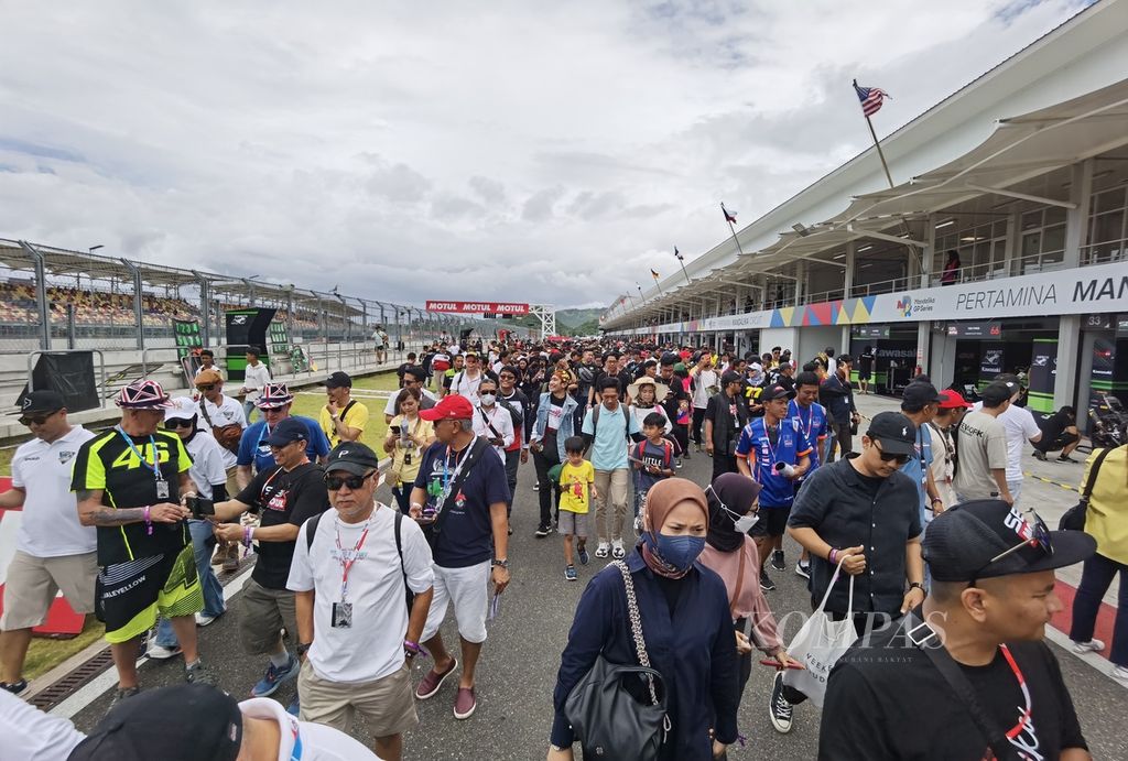 Suasana Pit Walk atau berjalan di depan area <i>paddock</i> bagi penonton pemegang tiket khusus di Kejuaraan Dunia Superbike atau WSBK di Sirkuit Internasional Jalan Raya Pertamina Mandalika, di Kuta, Pujut, Lombok Tengah, Nusa Tenggara Barat, Sabtu (4/3/2023).