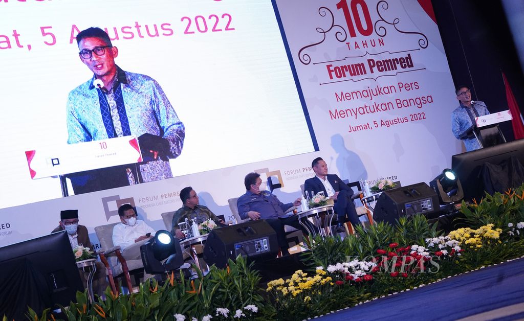 Menparekraf Sandiaga Uno (kanan) saat memaparkan pandangannya dalam acara Peringatan 10 Tahun Forum Pemimpin Redaksi (Pemred) di Hotel Raffless Jakarta, Kuningan, Jakarta, Jumat (5/8/2022). 