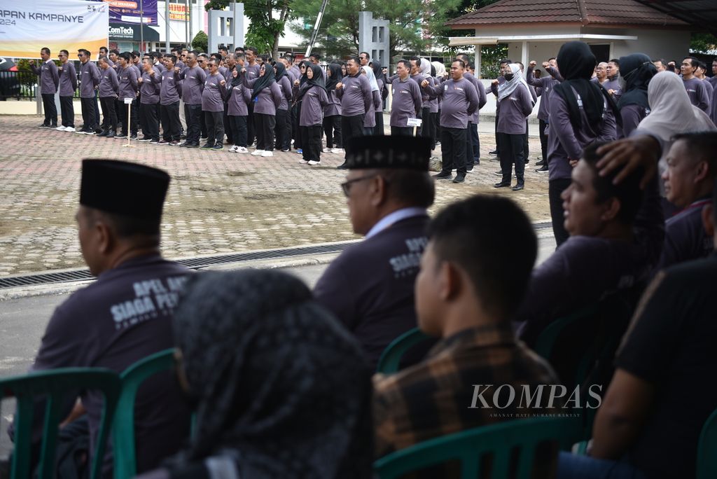 Para anggota Badan Pengawas Pemilu tingkat provinsi dan kabupaten/kota di Sumatera Selatan mengikuti ”Apel Siaga Pengawasan Tahapan Kampanye pada Pemilu 2024” di Palembang, Sumatera Selatan, Senin (27/11/2023).