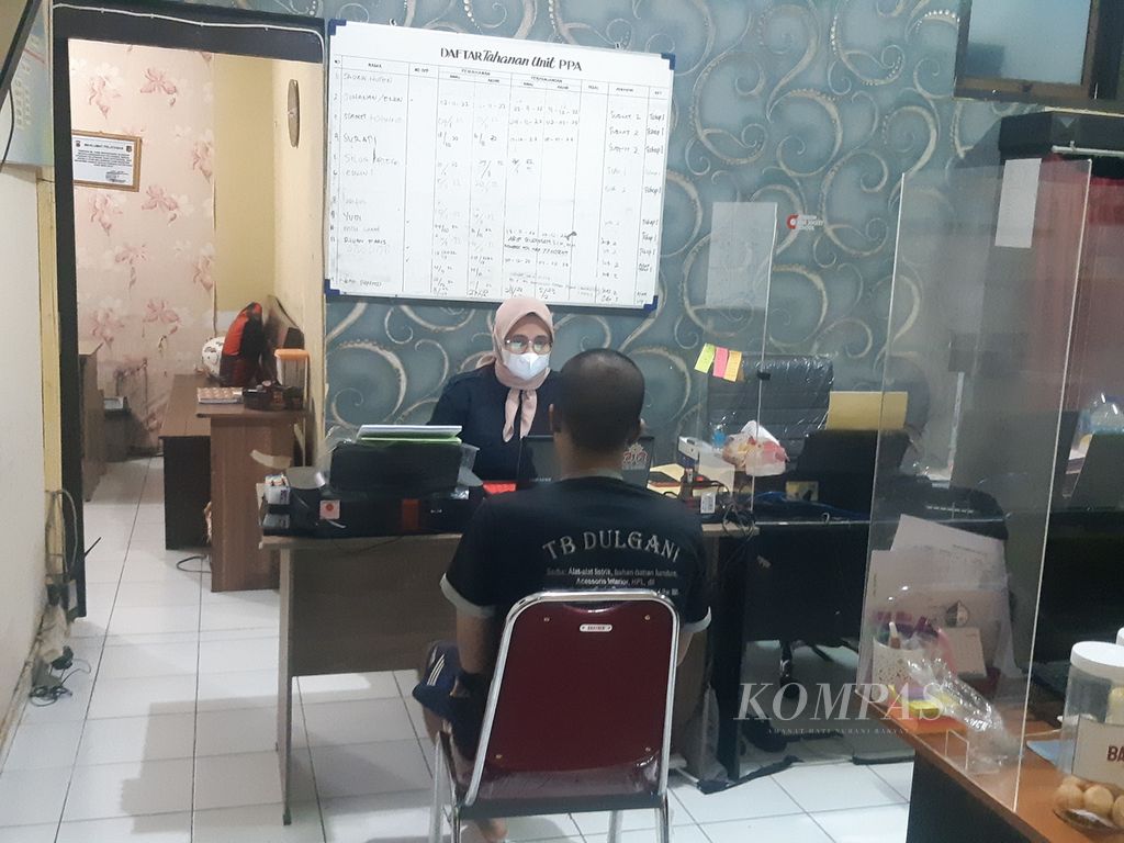 Polisi memeriksa SR (25), tersangka sodomi terhadap anak, Selasa (27/12/2022) di Markas Polresta Cirebon, Jawa Barat. SR, seorang oknum tenaga pengajar di Cirebon, diduga menyodomi muridnya.