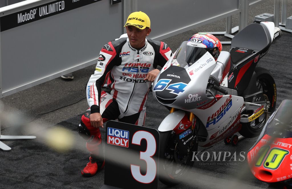 Pebalap Moto3, Mario Suryo Aji dari Honda Team Asia, berpose dengan motornya setelah meraih posisi ketiga pada babak kualifikasi Pertamina Grand Prix of Indonesia 2022 di Sirkuit Internasional Jalan Raya Pertamina Mandalika, Lombok Tengah, NTB, Sabtu (19/3/2022). 