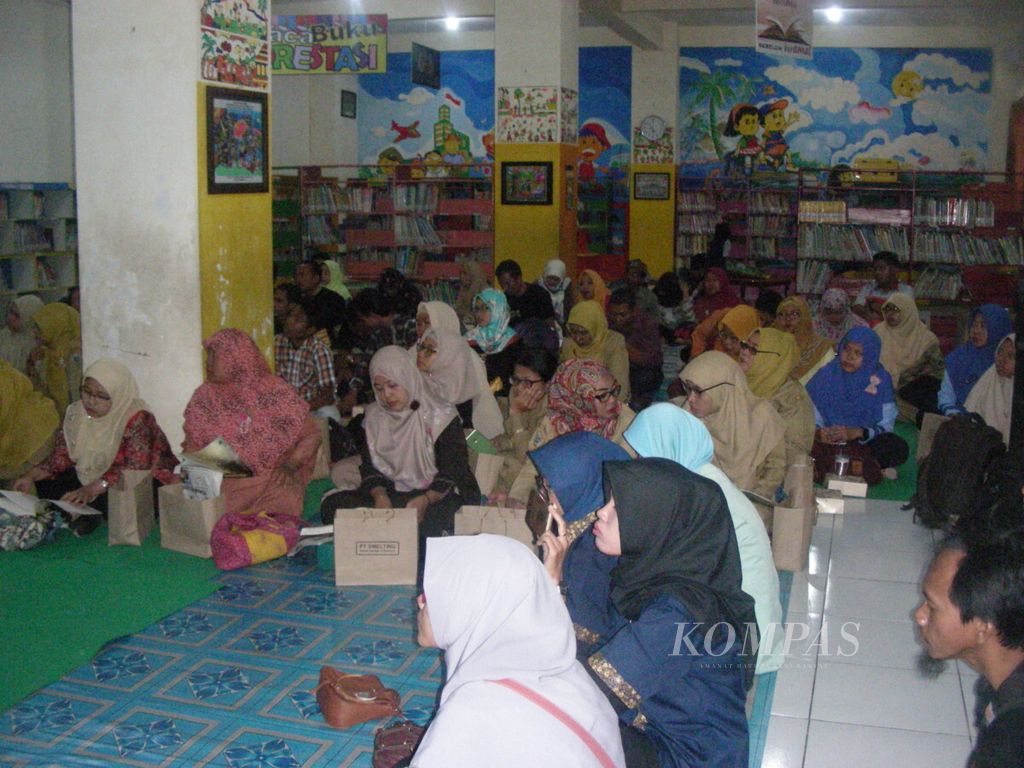Keberadaan perpustakaan daerah dan perpustakaan sekolah bisa menjadi jantung pendidikan dan sarana menambah pengetahuan. Di Gresik, Jawa Timur, setiap desa diwajibkan memiliki perpustakaan mini.