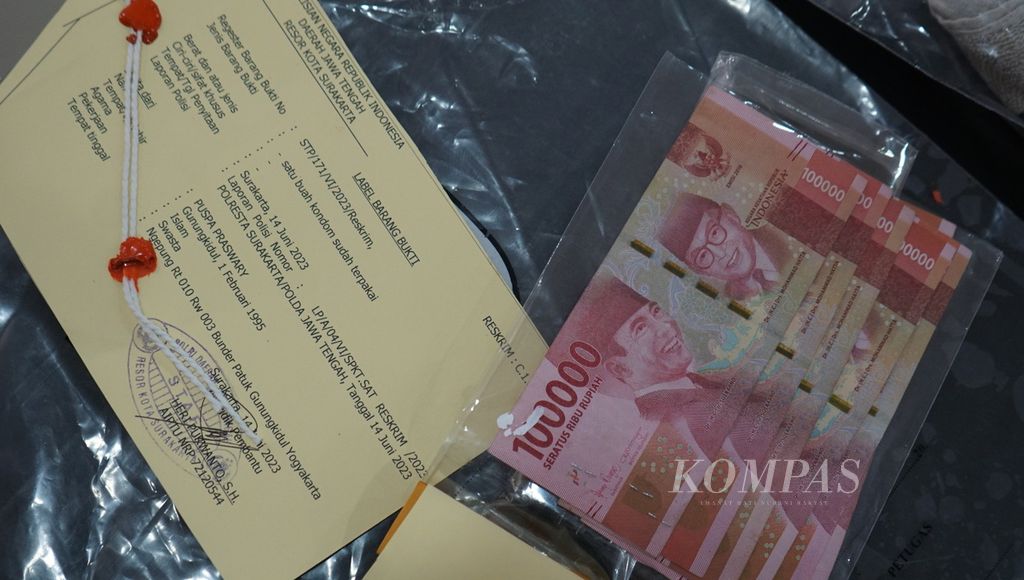 Barang bukti dari kasus suami yang ”menjual” istri untuk prostitusi ditunjukkan dalam jumpa pers di Markas Polres Kota Surakarta, Jawa Tengah, Jumat (7/7/2023).