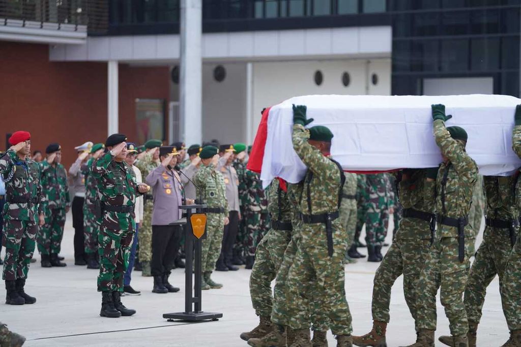 Jenazah prajurit TNI yang gugur dalam kontak tembak dengan tentara OPM tiba di Jakarta, Kamis (20/4/2023).
