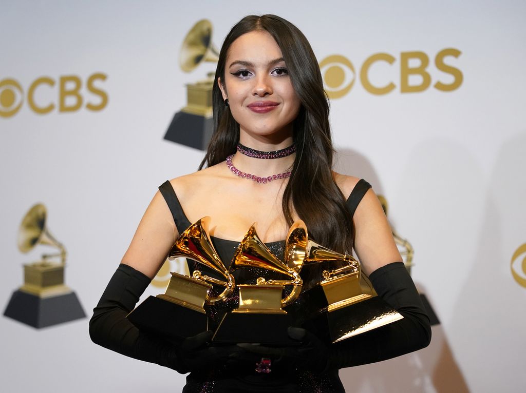 Penyanyi muda Olivia Rodrigo menang tiga penghargaan, yaitu sebagai Penyanyi Pendatang Baru Terbaik, Best Pop Solo Performance, dan Best Pop Vocal, dalam ajang Grammy Awards Ke-64 di Las Vegas, Amerika Serikat, Senin (4/4/2022) pagi WIB.