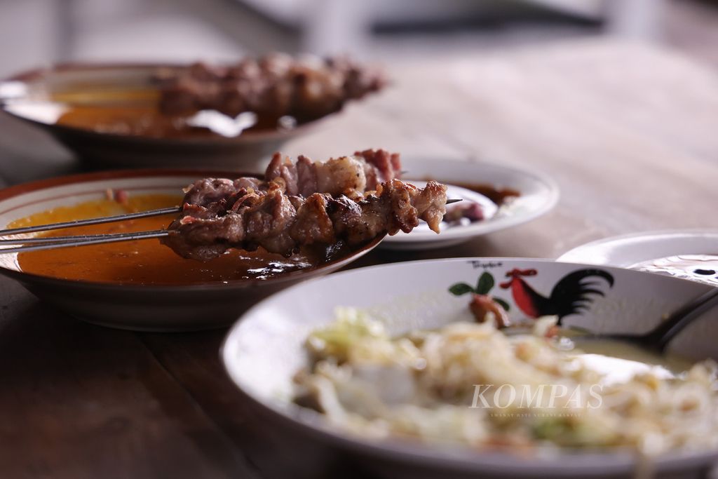 Sate <i>klathak </i>disajikan di warung Mas Timbul Tepi Sawah, Banyuraden, Gamping, Sleman, DI Yogyakarta, Kamis (7/12/2023).