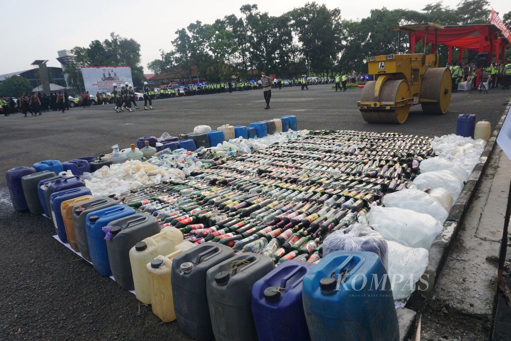 Ribuan liter miras dimusnahkan Polresta Banyumas di GOR Satria, Purwokerto, Banyumas, Jawa Tengah, Jumat (22/4/2022).