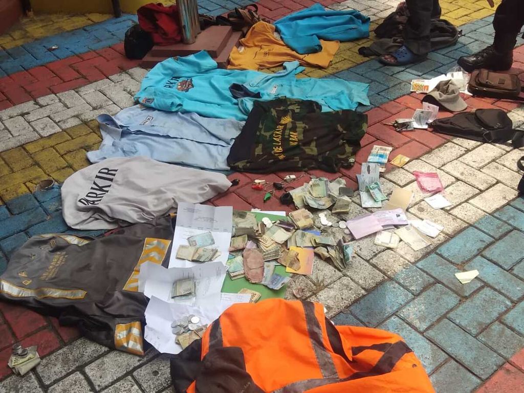 Evidence in the form of illegal collection by thugs and illegal parking attendants caught in the anti-thug operations by the Kebon Jeruk Police Sector in West Jakarta on Wednesday (November 16, 2019).