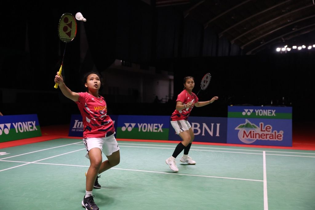 Isyana Syahira Meida/Rinjani Kwinara Nastine tersingkir pada perempat final ganda putri turnamen Indonesia International Challenge. Pada pertandingan di Jatim Expo, Surabaya, Jawa Timur, Jumat (25/10/2024), mereka kalah dari Hung En-Tzu/Hsieh Pei Shan (Taiwan) dengan skor 21-13, 14-21, 12-21.