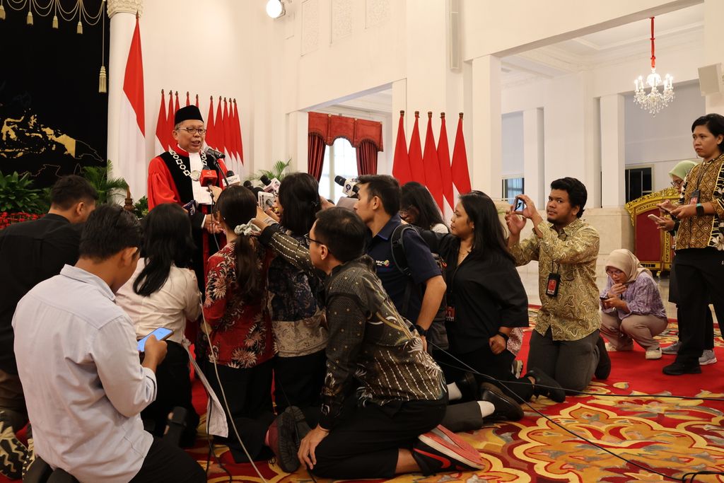 Wartawan mencermati keterangan Hakim Konstitusi Arsul Sani seusai ia mengucapkan sumpah pelantikan dirinya sebagai Hakim Konstitusi, di Istana Negara, Jakarta, 18 Januari 2024. Wartawan yang menggeluti dunia jurnalistik berperan penting dalam menyampaikan kebenaran. 