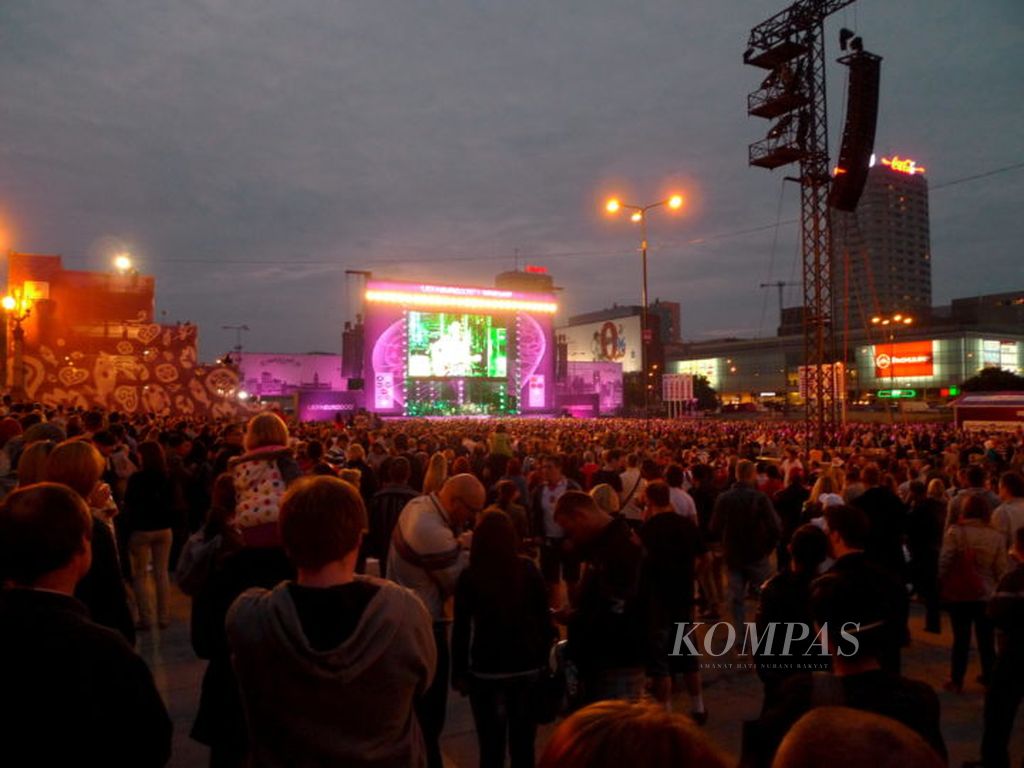 Sehari menjelang kick off Piala Eropa 2012, Kamis (7/6/2012), fan zone di kompleks Palace of Culture and Science, Warsawa, Polandia, sudah menghadirkan pesta berupa pertunjukan musik. Lebih dari 10.000 warga tumpah ruah di tempat tersebut.