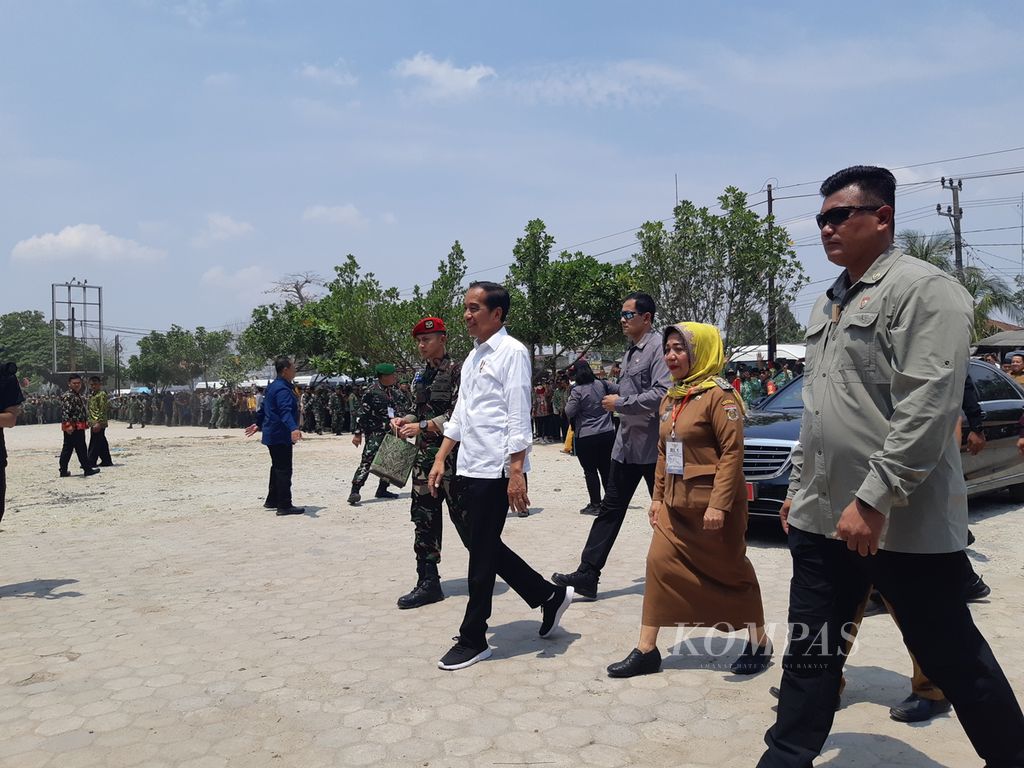 Presiden Joko Widodo melanjutkan kunjungan ke Pasar Baru Rumbia seusai meninjau jalan rusak di Kabupaten Lampung Tengah, Jumat (27/10/2023). 