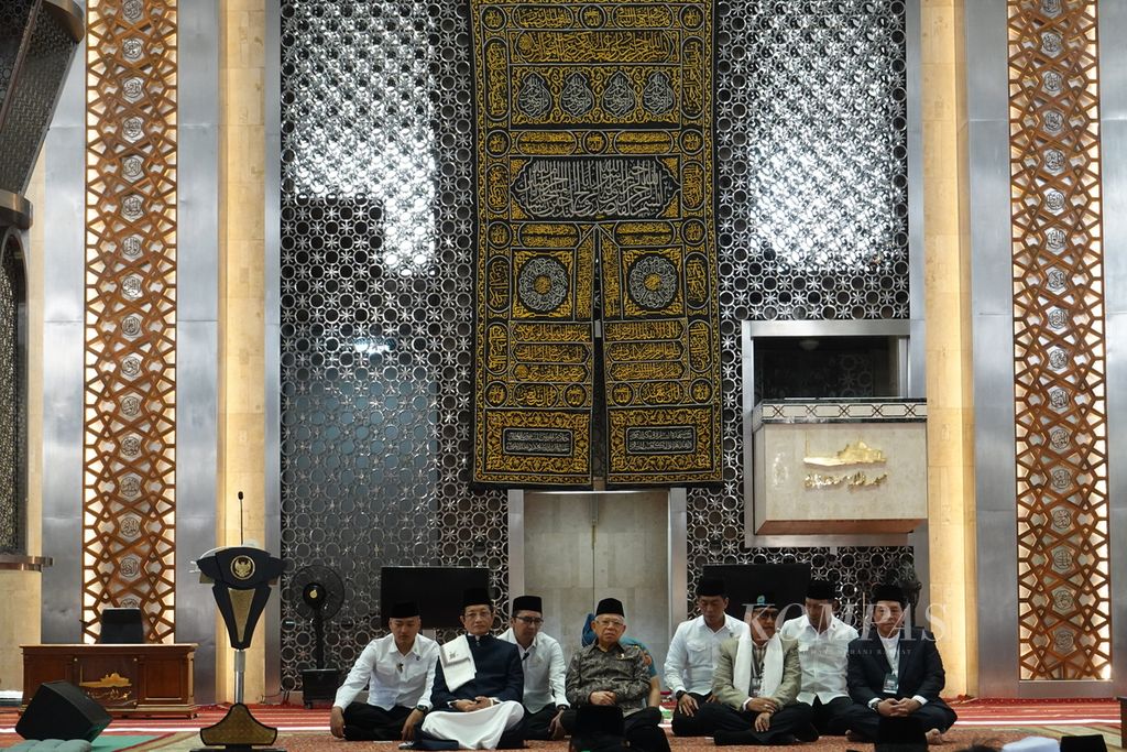 Wapres Ma'ruf Amin memberikan sambutan pada acara Indonesia Qur'an Hour 2024 di Masjid Istiqlal, Jakarta, Kamis (28/3/2024). Wapres mengajak umat Islam untuk tegak lurus dalam mengamalkan aturan Al Quran, termasuk di bidang ekonomi syariah.